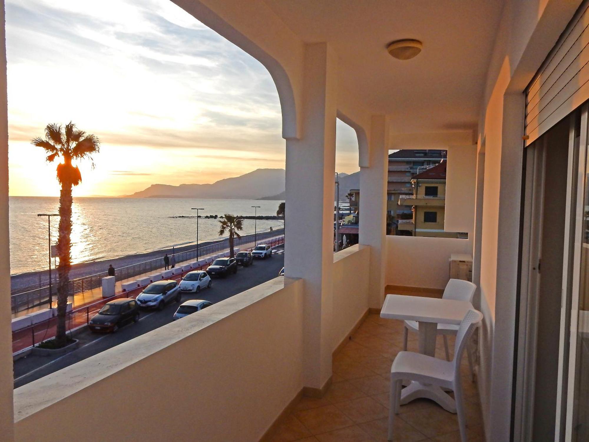 Hotel Kaly Ventimiglia Ngoại thất bức ảnh