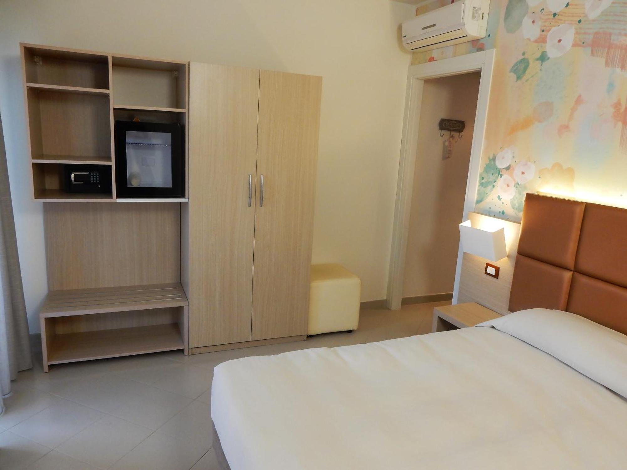 Hotel Kaly Ventimiglia Ngoại thất bức ảnh